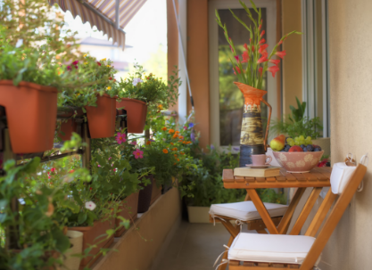 Balkon z kwiatami balkon, kwiaty, stół