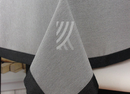 Obrus Frozen Srebrno-Czarny MT