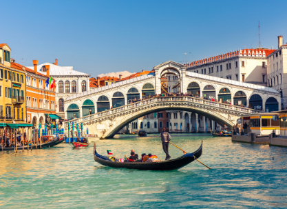 Gondola w Wenecji Gondola przy Moście Rialto