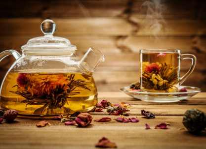 Imbryk z herbatą i szklanka