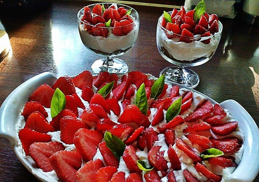 Najlepszy deser na lato: mus czekoladowy z bitą śmietaną i owocami