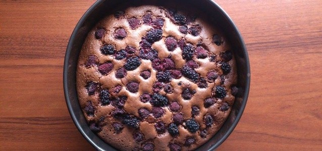 Intensywnie czekoladowe ciasto z jeżynami na koniec lata