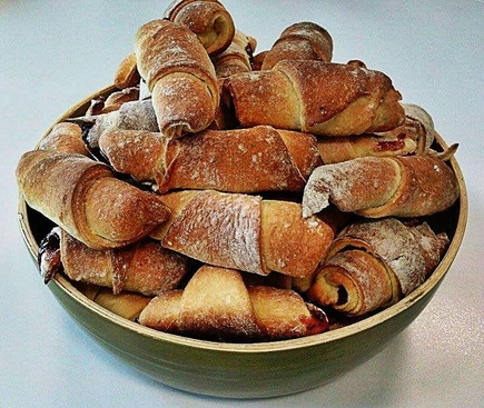 Drożdżowe rogaliki z powidłami