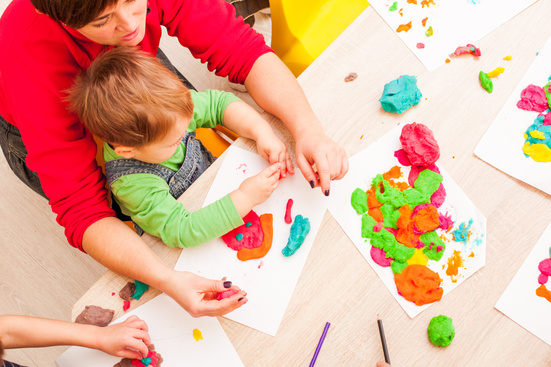5 pomysłów na zabawę z dzieckiem przy stole