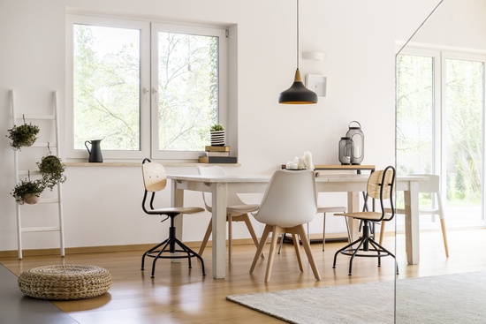 STÓŁ W STYLU DUŃSKIEGO HYGGE